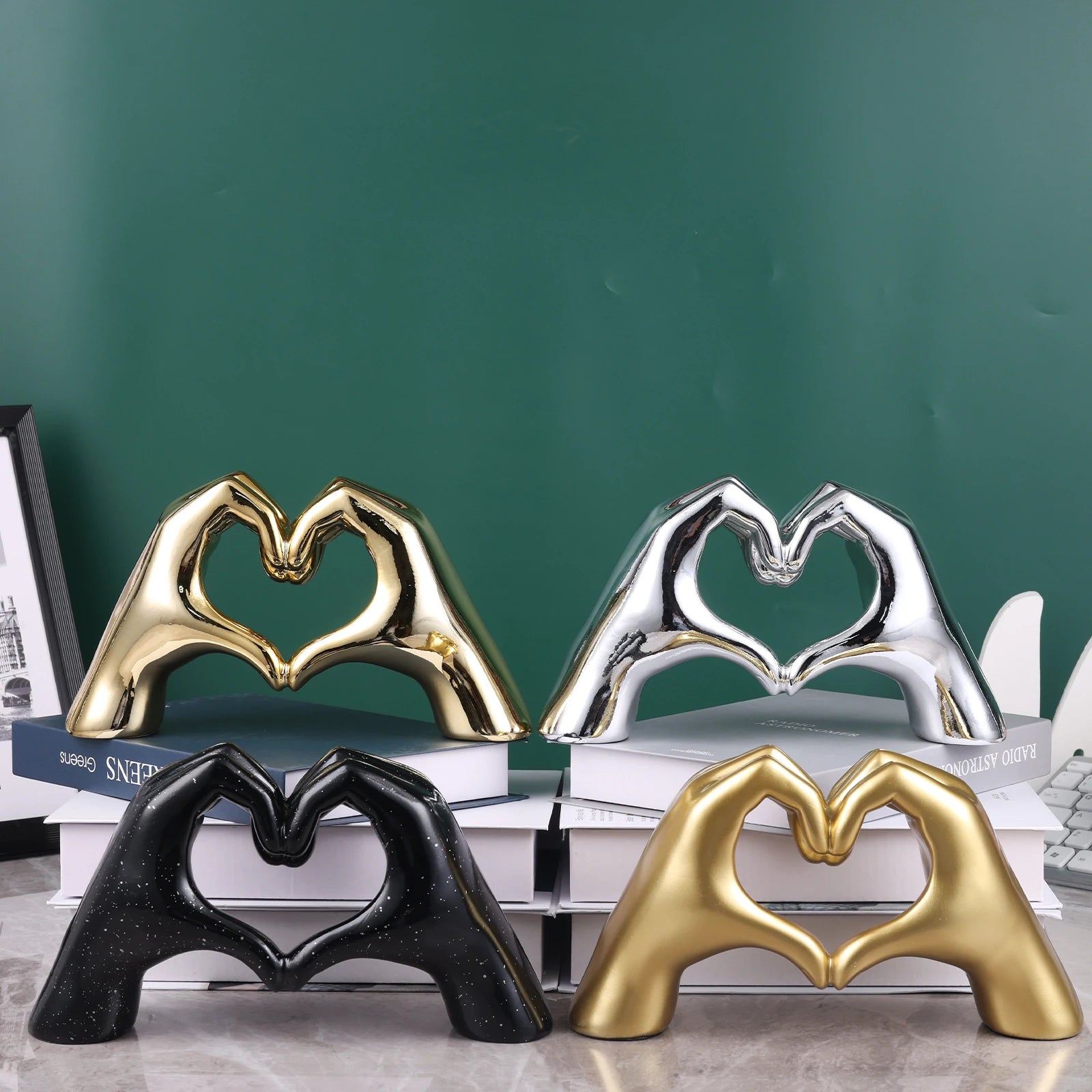  heart-shaped Gesture Sculpture 